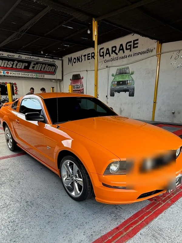 Ford Mustang, naranja, en Monster Garage Vzla, Valencia