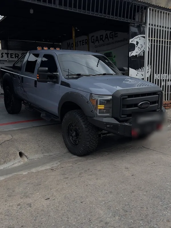 Ford Super Duty, blanco a gris, en Monster Garage Vzla, Valencia