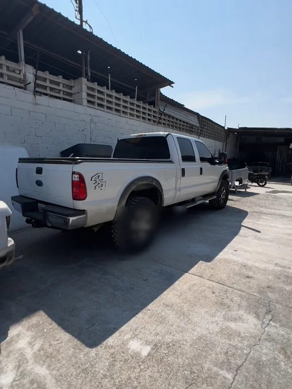Ford Super Duty blanco a gris: trasera antes, en Monster Garage Vzla