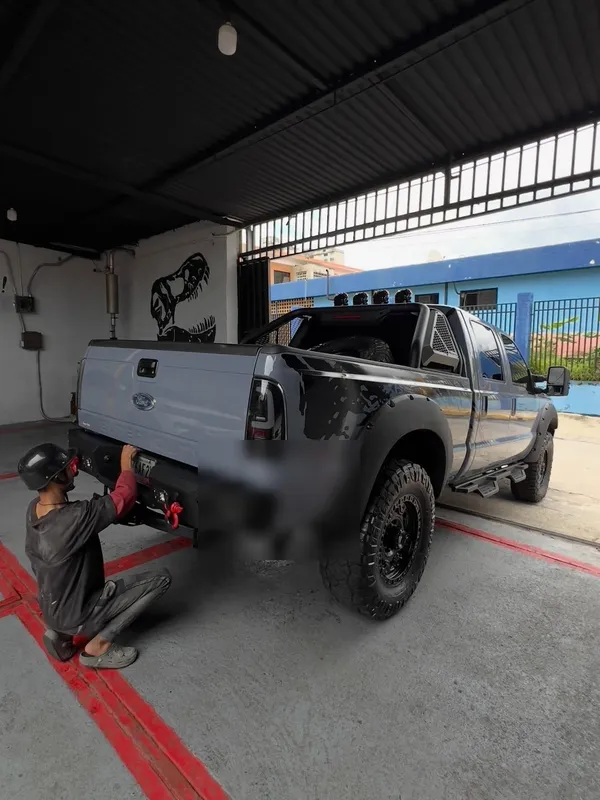 Ford Super Duty blanco a gris: trasera después, en Monster Garage Vzla, Valencia