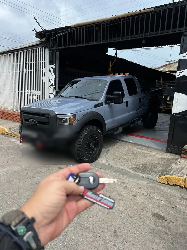 Ford Super Duty blanco a gris en Monster Garage Vzla, Valencia (foto 1)