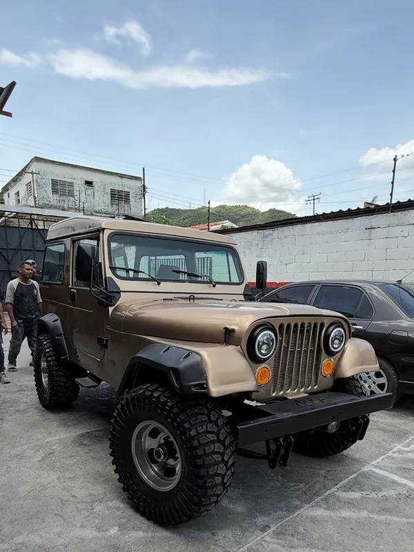Jeep CJ, beige, en Monster Garage Vzla, Valencia