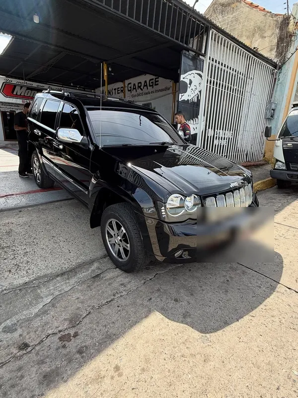 Jeep Grand Cherokee, dorado a negro, en Monster Garage Vzla, Valencia
