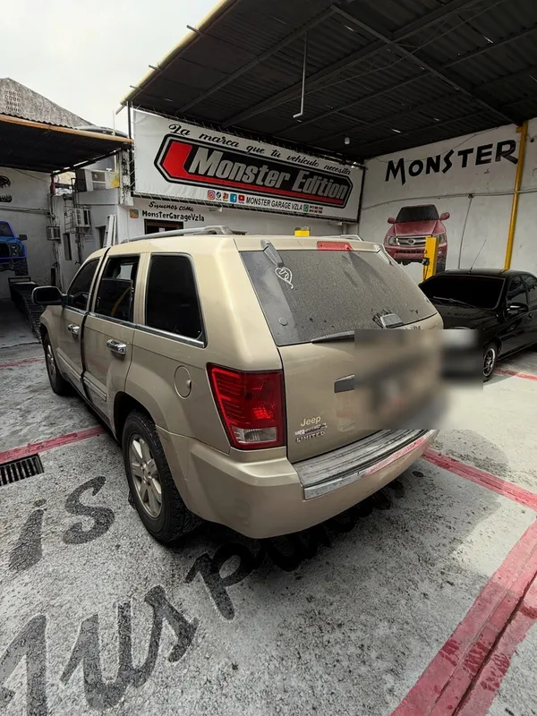 Jeep Grand Cherokee dorado a negro: trasera antes, en Monster Garage Vzla