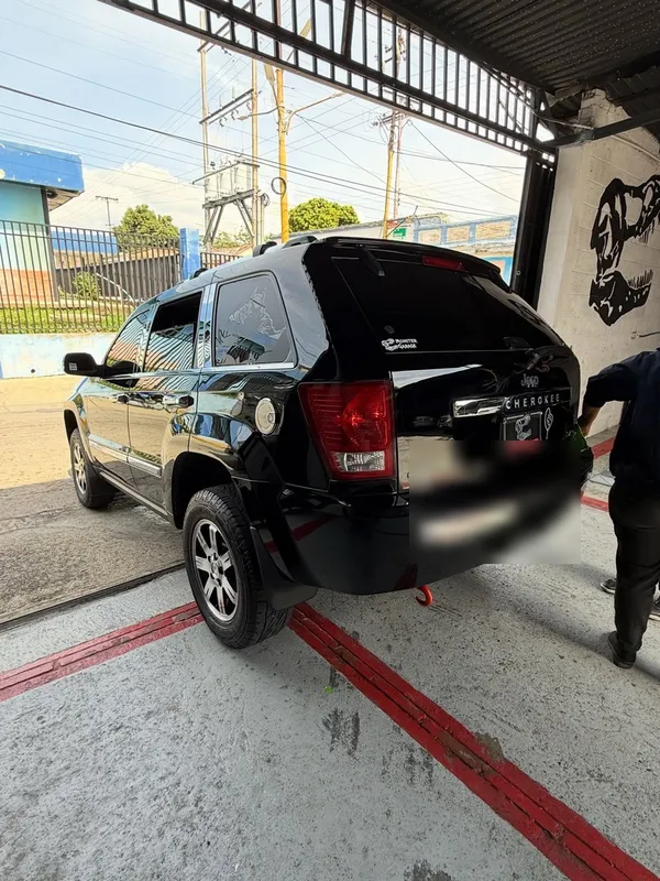 Jeep Grand Cherokee dorado a negro: trasera después, en Monster Garage Vzla, Valencia