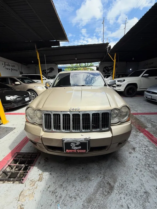 Jeep Grand Cherokee dorado a negro: frente antes, en Monster Garage Vzla