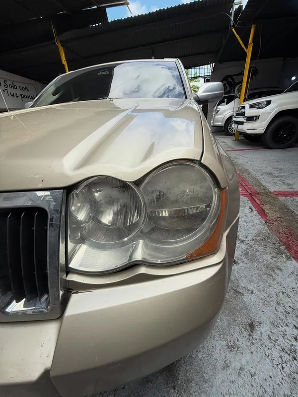 Jeep Grand Cherokee dorado a negro: detalle del frente antes, en Monster Garage Vzla