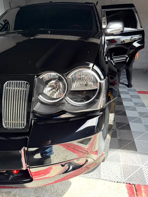 Jeep Grand Cherokee dorado a negro: detalle del frente después, en Monster Garage Vzla, Valencia