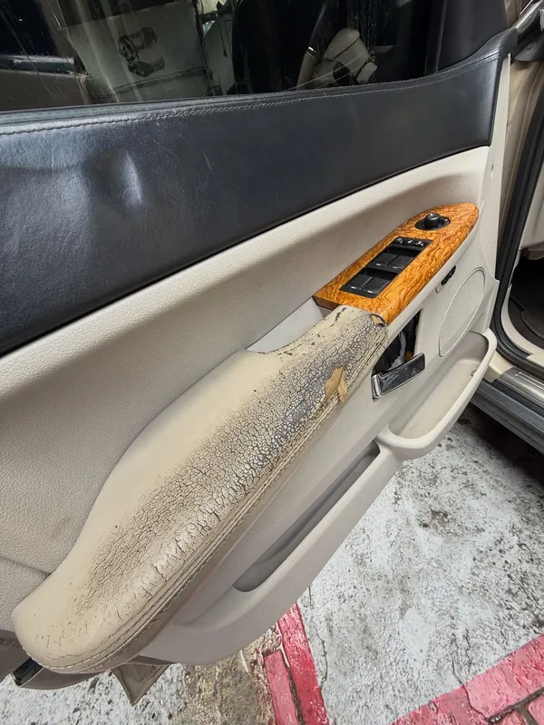 Jeep Grand Cherokee negro y naranja: panel de puerta antes, en Monster Garage Vzla