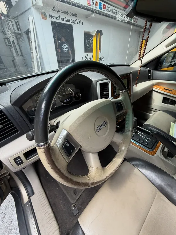 Jeep Grand Cherokee negro y naranja: volante antes, en Monster Garage Vzla