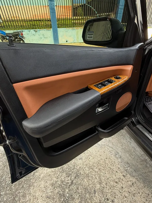 Jeep Grand Cherokee negro y naranja: panel de puerta después, en Monster Garage Vzla, Valencia