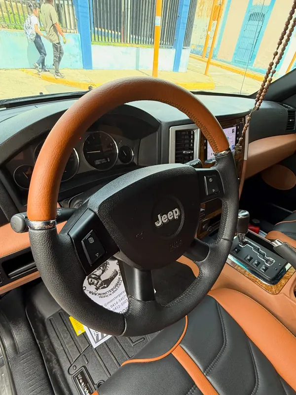 Jeep Grand Cherokee negro y naranja: volante después, en Monster Garage Vzla, Valencia