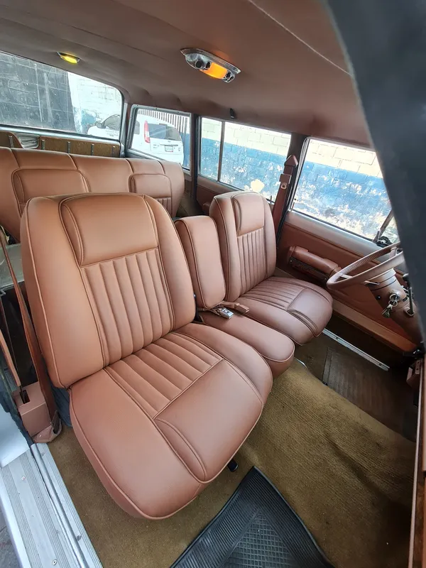 Jeep Wagoneer, interior clásico en cuero, en Monster Garage Vzla, Valencia