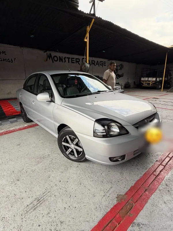 Kia Rio, plata, en Monster Garage Vzla, Valencia