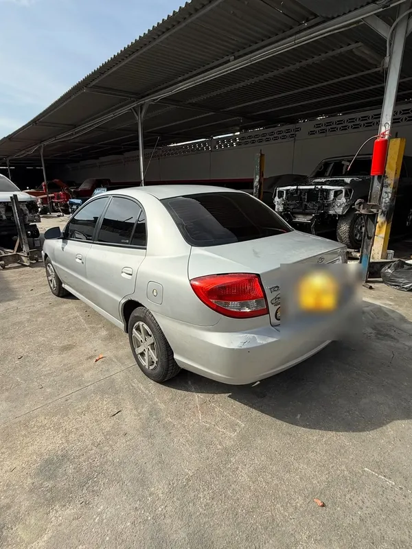 Kia Rio plata: trasera antes, en Monster Garage Vzla