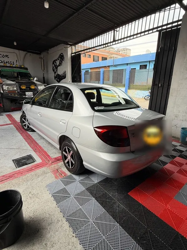 Kia Rio plata: trasera después, en Monster Garage Vzla, Valencia