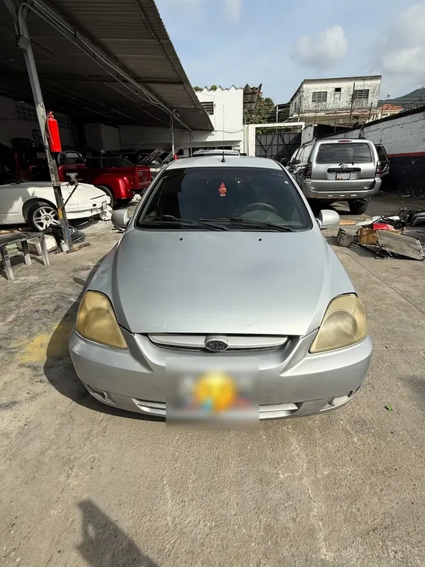 Kia Rio plata: frente antes, en Monster Garage Vzla