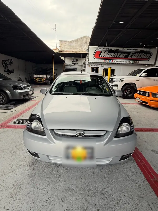Kia Rio plata: frente después, en Monster Garage Vzla, Valencia