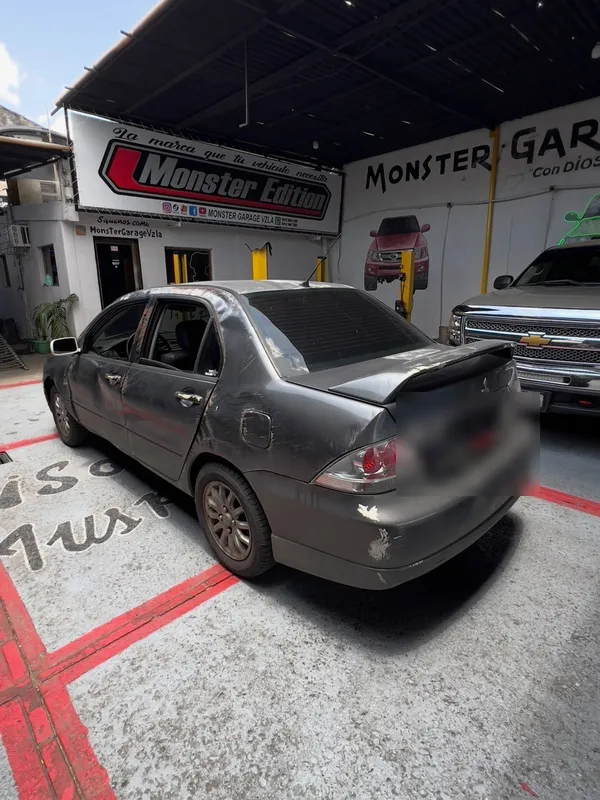 Mitsubishi Lancer gris: antes y después antes, en Monster Garage Vzla