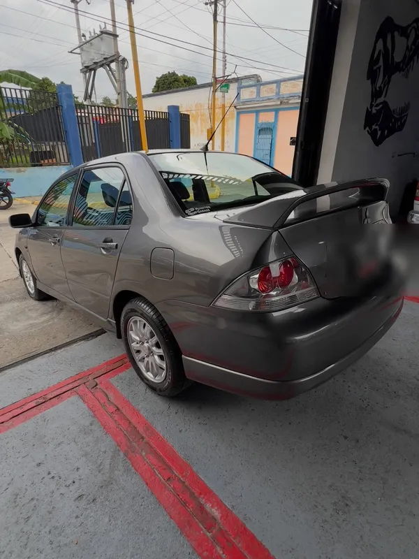 Mitsubishi Lancer, gris, en Monster Garage Vzla, Valencia