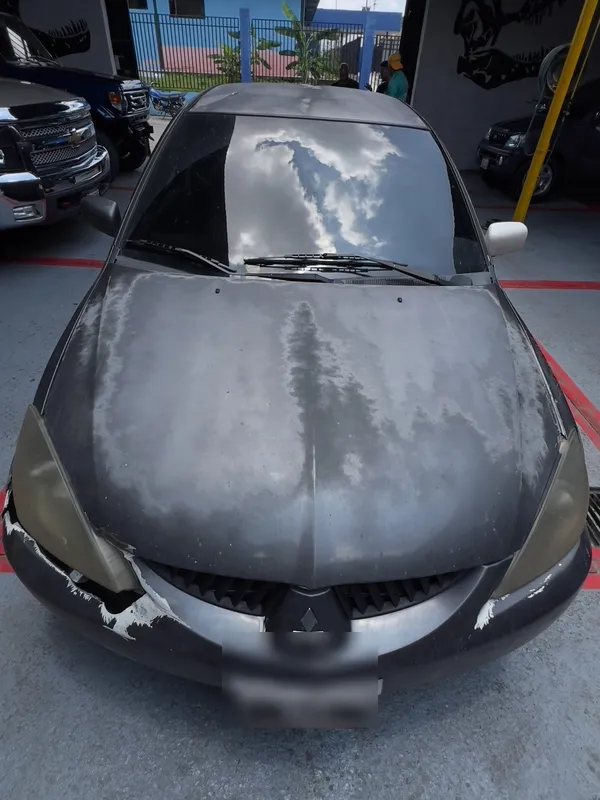 Mitsubishi Lancer gris: capó antes, en Monster Garage Vzla