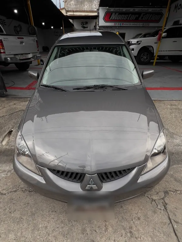 Mitsubishi Lancer gris: capó después, en Monster Garage Vzla, Valencia