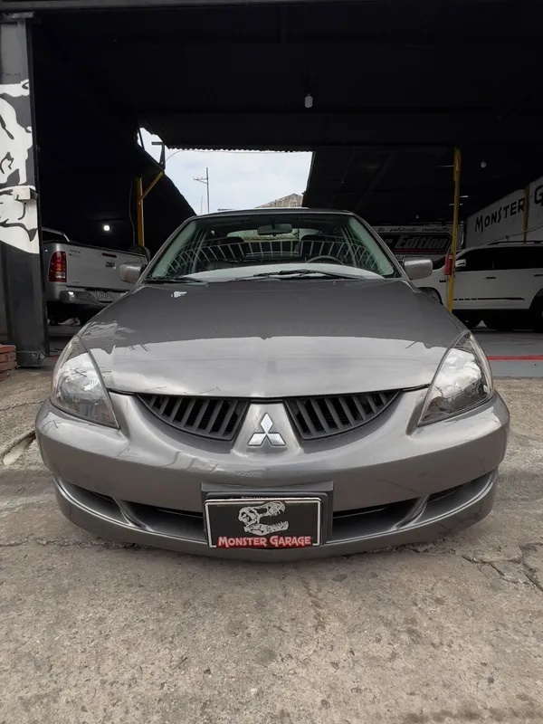 Mitsubishi Lancer gris: frente después, en Monster Garage Vzla, Valencia