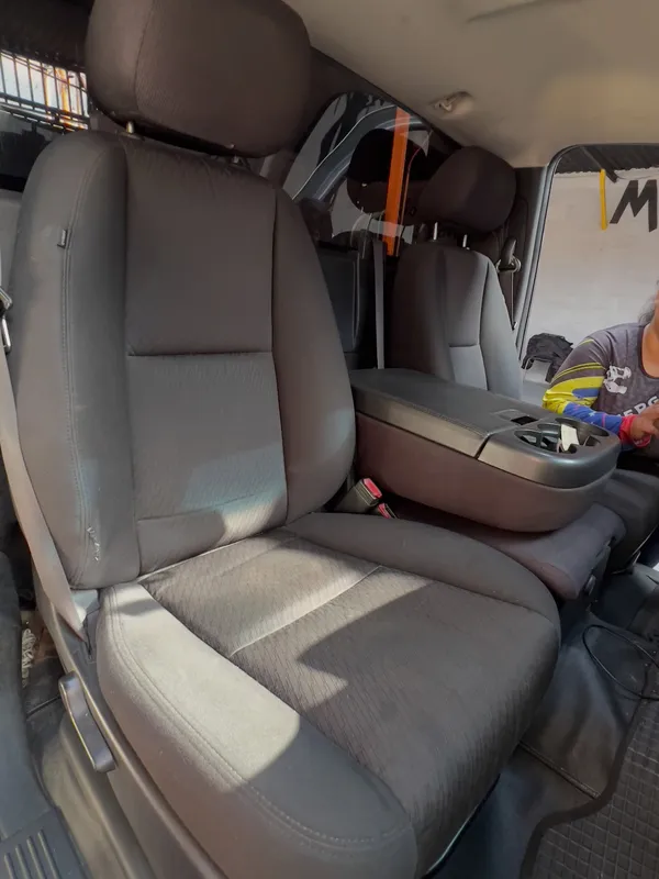 Pickup (cuero caramelo) asientos, puerta y volante: asiento del pasajero antes, en Monster Garage Vzla