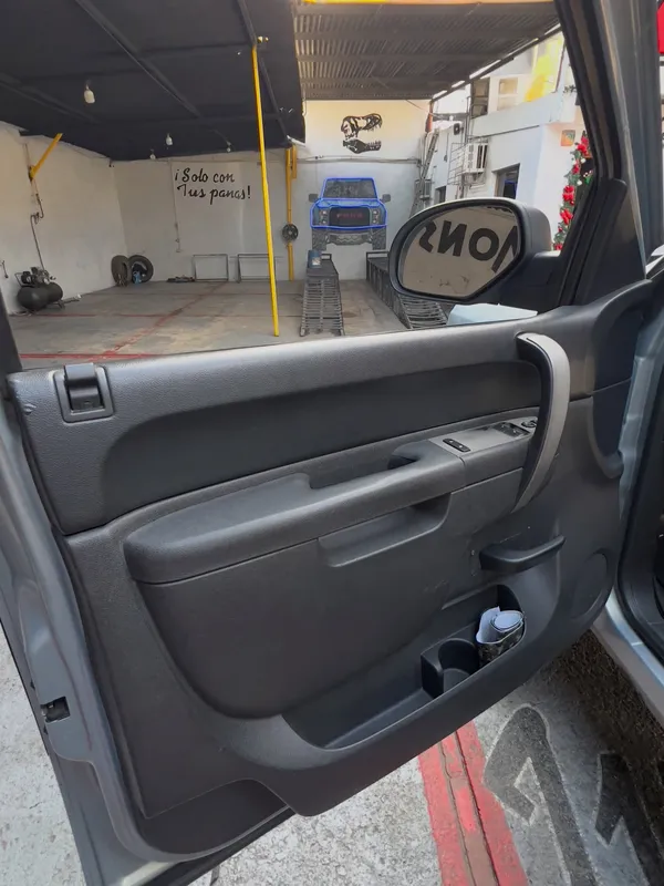 Pickup (cuero caramelo) asientos, puerta y volante: panel de puerta antes, en Monster Garage Vzla