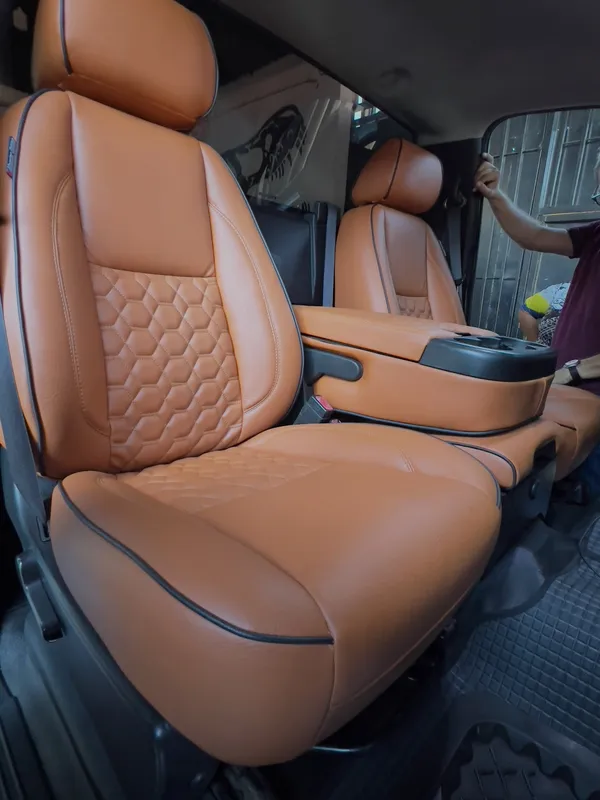 Pickup (cuero caramelo) asientos, puerta y volante: asiento del pasajero después, en Monster Garage Vzla, Valencia