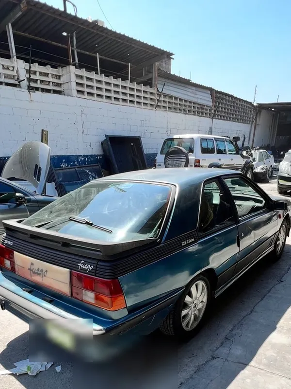 Renault Fuego azul a rojo: trasera antes, en Monster Garage Vzla