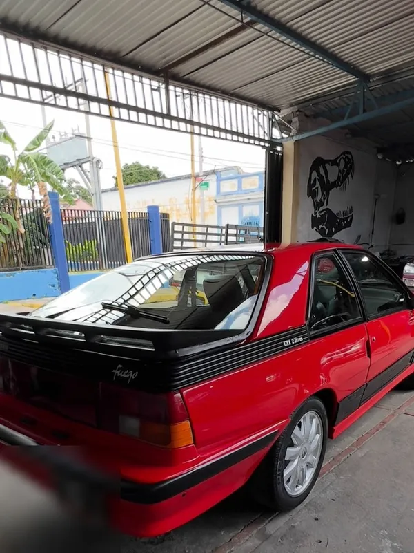 Renault Fuego azul a rojo: trasera después, en Monster Garage Vzla, Valencia