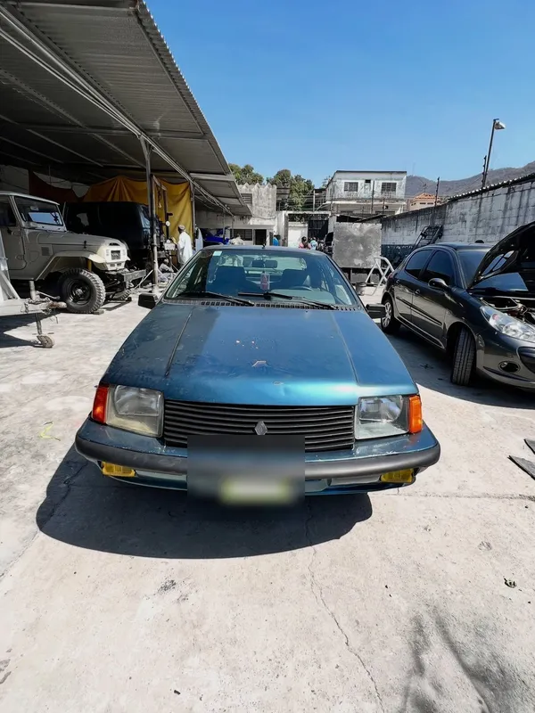 Renault Fuego azul a rojo: frente antes, en Monster Garage Vzla