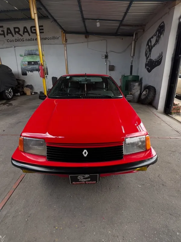 Renault Fuego azul a rojo: frente después, en Monster Garage Vzla, Valencia