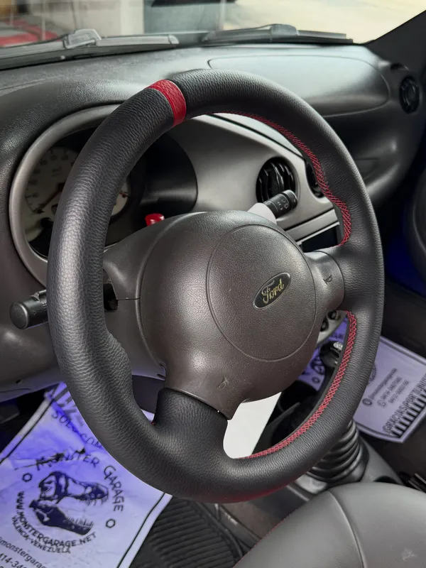 Interior rojo y gris tapicería personalizada en Monster Garage Vzla, Valencia (foto 3)