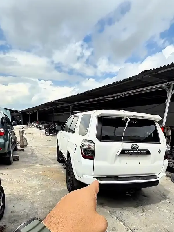 Toyota 4Runner blanca (golpe del contenedor), blanco, en Monster Garage Vzla, Valencia