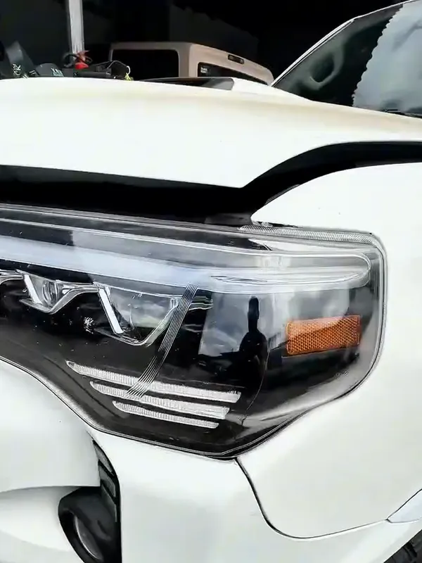 Toyota 4Runner blanca (golpe del contenedor) blanco: frente antes, en Monster Garage Vzla