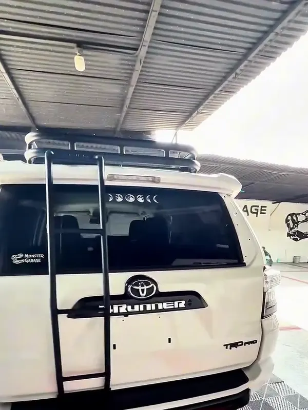 Toyota 4Runner blanca (golpe del contenedor), blanco, en Monster Garage Vzla, Valencia