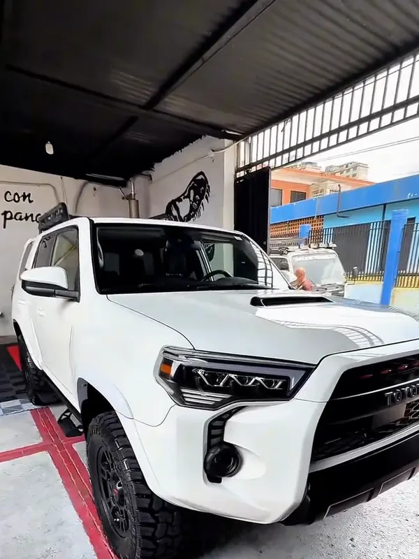 Toyota 4Runner blanca (golpe del contenedor) blanco: frente después, en Monster Garage Vzla, Valencia