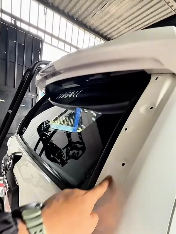 Toyota 4Runner blanca (golpe del contenedor) blanco: spoiler después, en Monster Garage Vzla, Valencia
