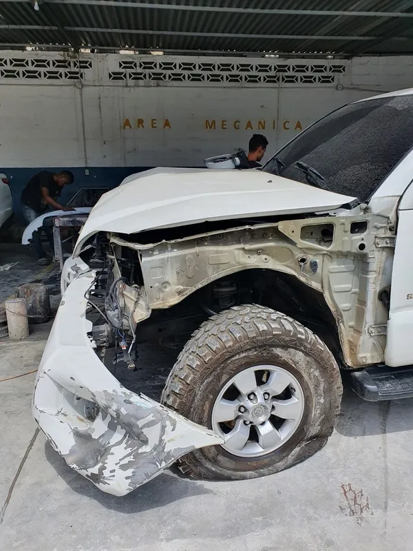 Toyota 4Runner, blanco, en Monster Garage Vzla, Valencia