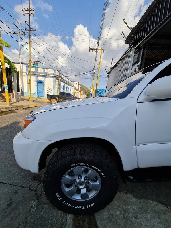 Toyota 4Runner, blanco, en Monster Garage Vzla, Valencia