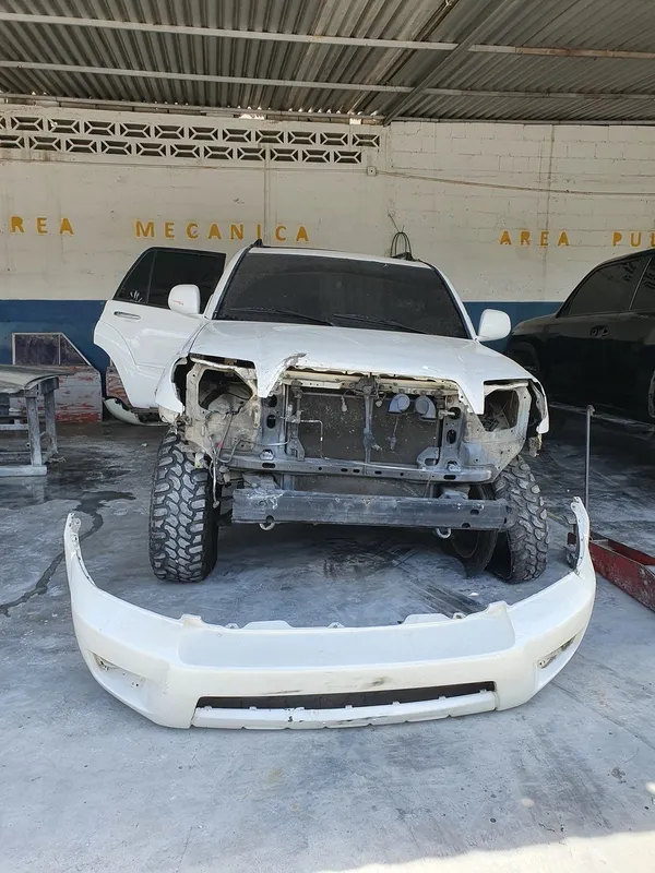 Toyota 4Runner blanco: frente antes, en Monster Garage Vzla