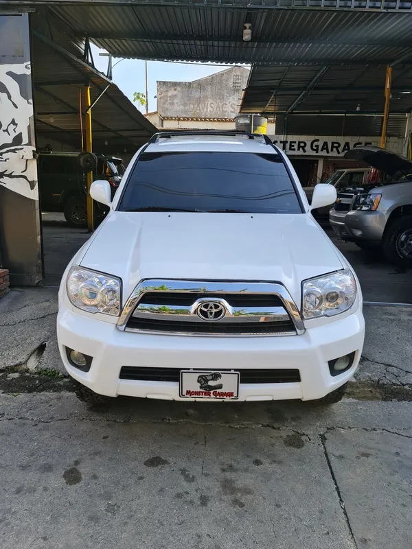 Toyota 4Runner blanco: frente después, en Monster Garage Vzla, Valencia