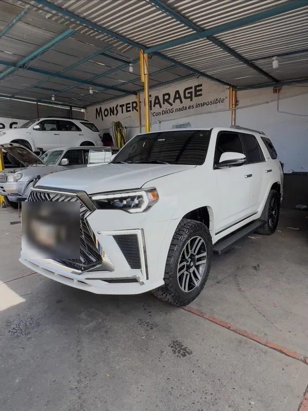Toyota 4Runner, blanco, en Monster Garage Vzla, Valencia