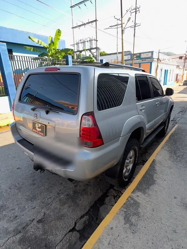 Toyota 4Runner Monster Edition plata a beige: trasera antes, en Monster Garage Vzla