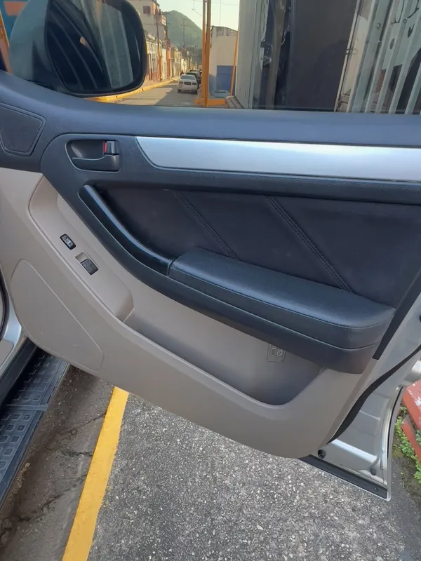 Toyota 4Runner Monster Edition asientos y puertas en rojo: panel de puerta antes, en Monster Garage Vzla