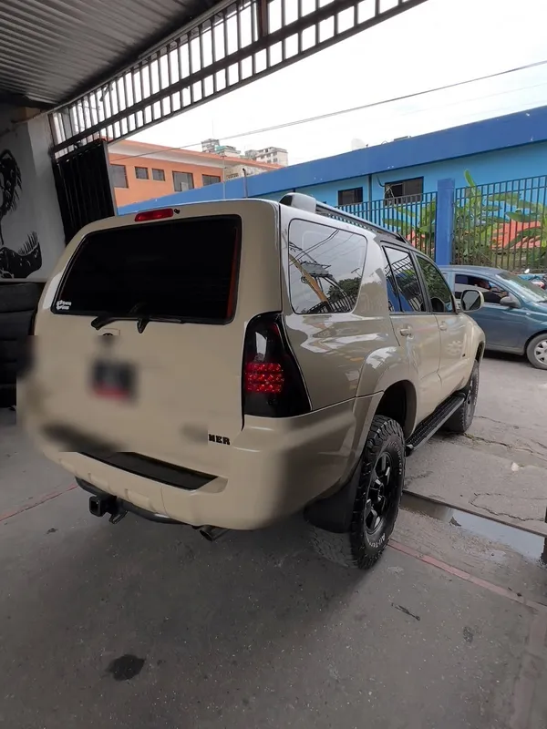 Toyota 4Runner Monster Edition, plata a beige, en Monster Garage Vzla, Valencia