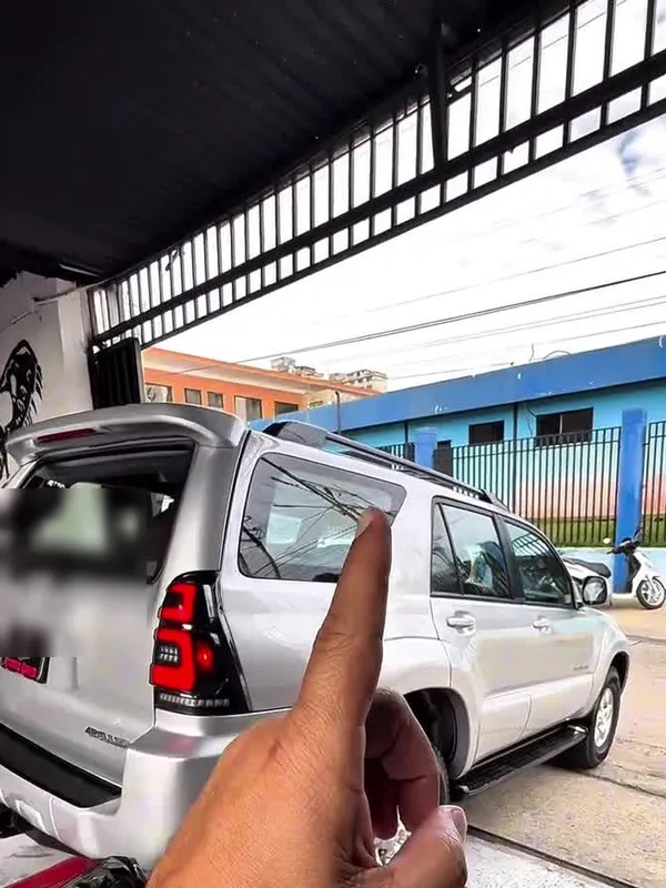 Toyota 4Runner plata (Caracas) plata: trasera después, en Monster Garage Vzla, Valencia