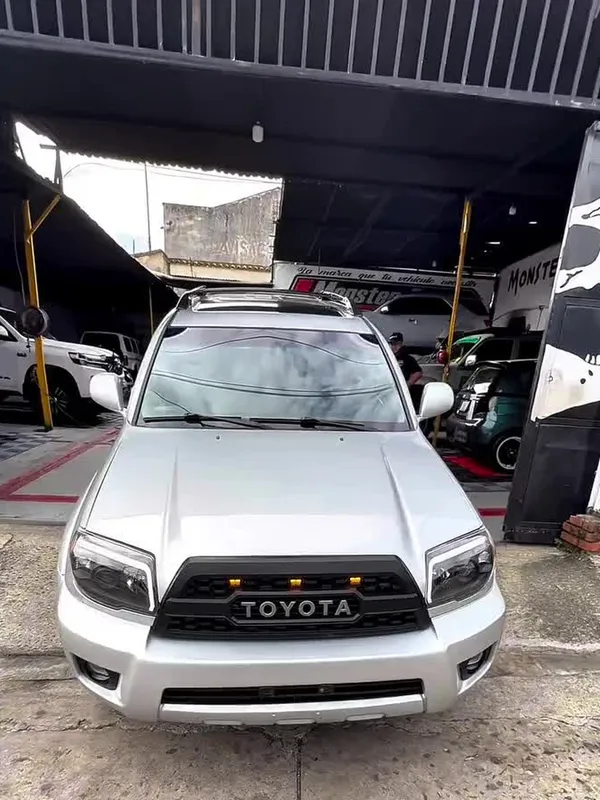 Toyota 4Runner plata (Caracas) plata: frente después, en Monster Garage Vzla, Valencia